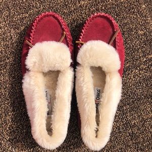 Minnetonka Slippers Loafers Womens 9 Red